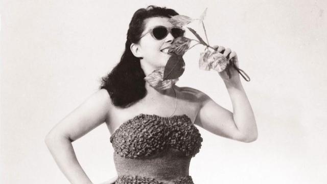 Dolores Cortés posa con su revolucionario bañador