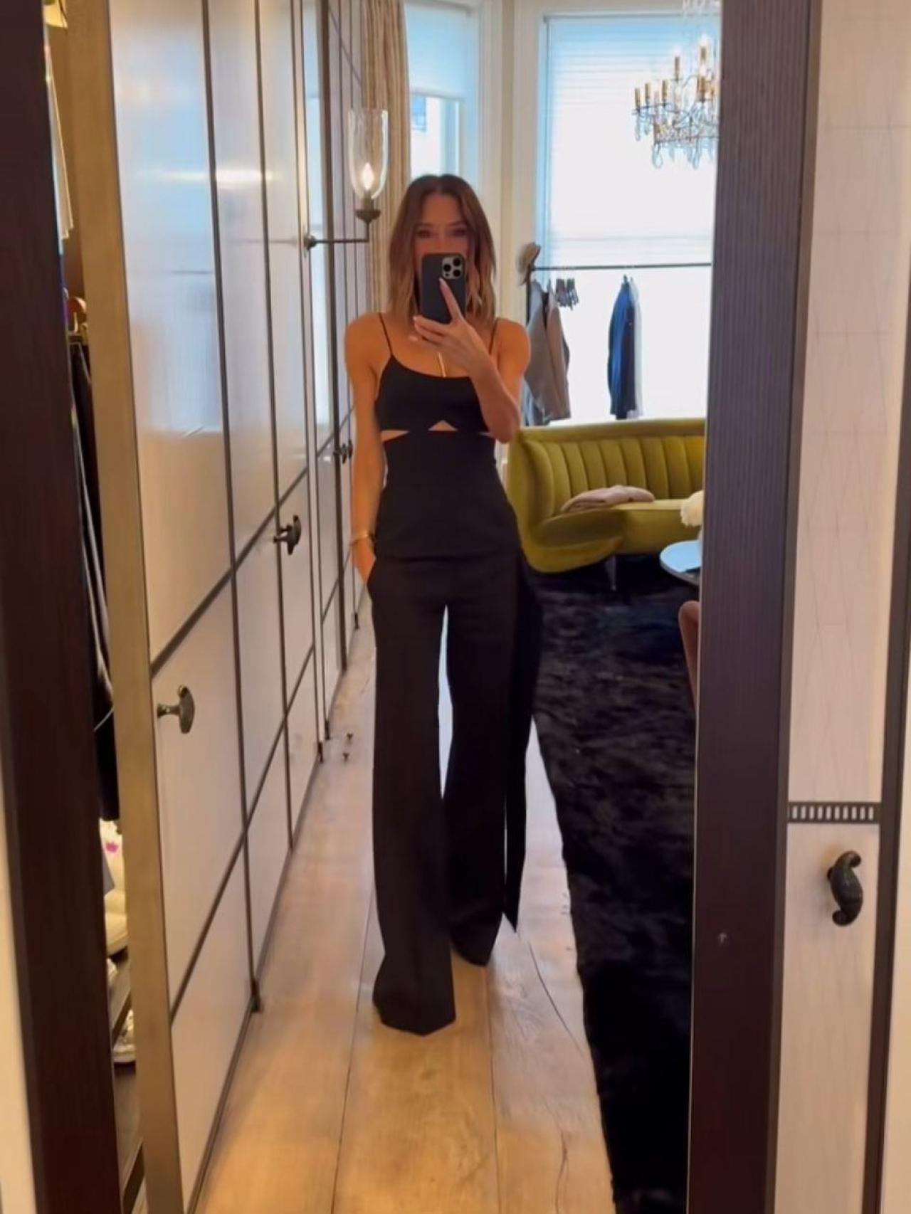 Victoria Beckham con look de su firma.