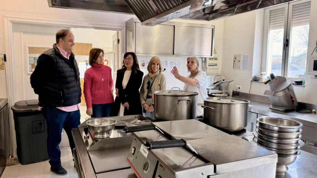 EEl alcalde de Guijuelo, Roberto Martín, acompañado de la concejala de Educación, Sara García, y la directora y jefa de estudios del Filiberto Villalobos, Manuela Martín y Maribel Martín,  visitan la cocina del Filiberto Villalobos