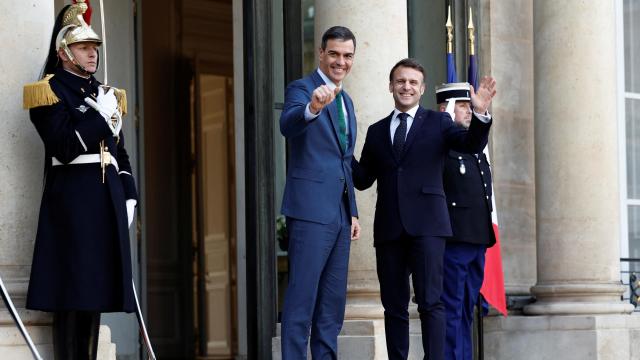 El presidente del Gobierno, Pedro Sánchez, y su homólogo francés, Emmanuel Macron, en el Palacio del Elíseo.