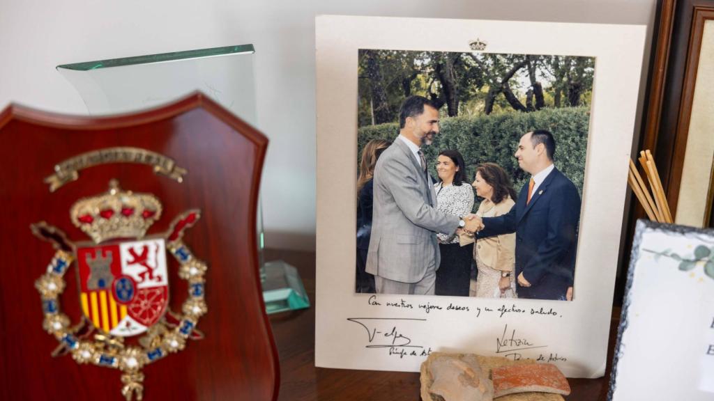 Fotografías y recuerdos que decoran el despacho del alcalde.