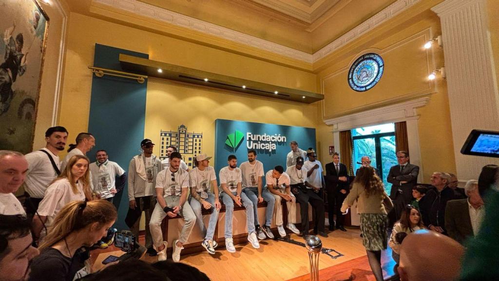Los jugadores dentro de la Fundación Unicaja.