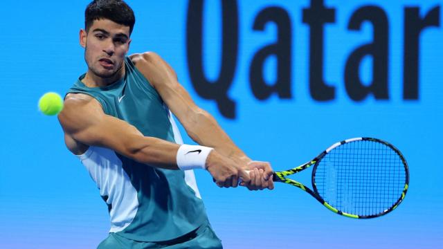Carlos Alcaraz golpea la bola durante su partido del ATP 500 de Doha contra Cilic.