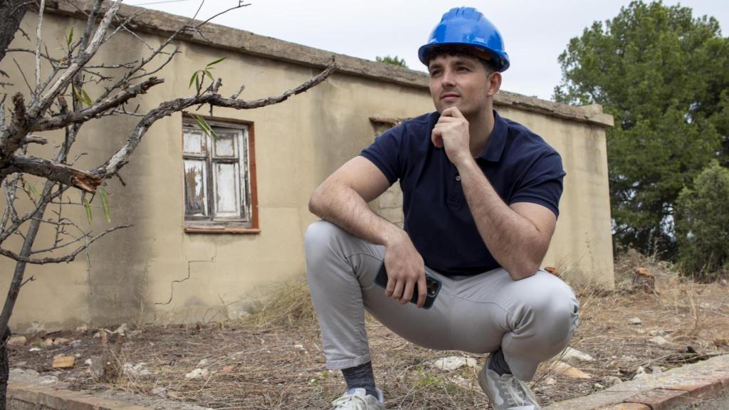 Ignacio Herrero, frente a la vieja casa de su abuelo que está reformando.