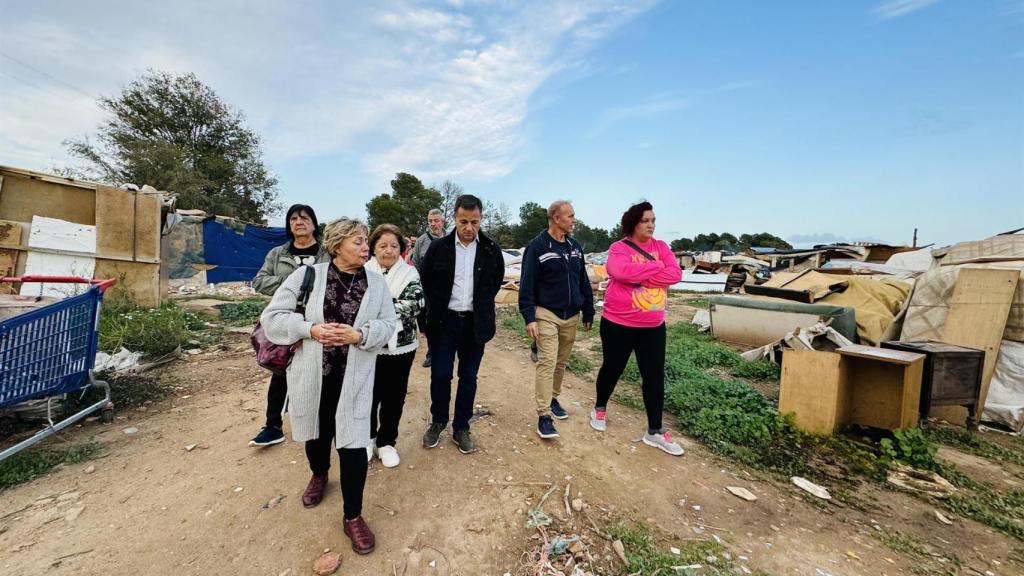 Manuel Serrano, alcalde de Albacete, visitando los asentamientos.