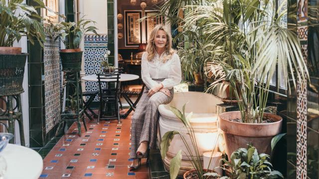 La comisaria de arte y exdiplomática de Naciones Unidas Cristina Carrillo de Albornoz, autora del libro 'Un beso en Tokio', posa en el salón de casa del interiorista Pascua Ortega, en Madrid.