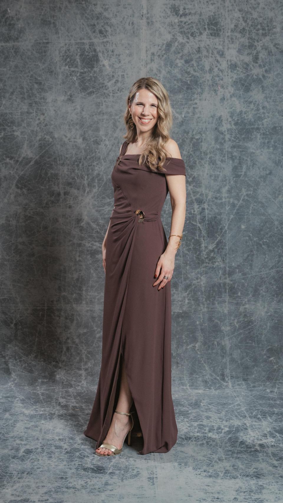 La diseñadora Ester Cerdán con un vestido de Laura Bernal.