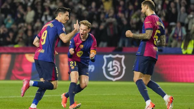 Los jugadores del Barça celebran el gol de Lewandowski.