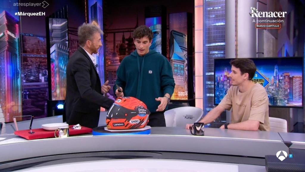 Pablo Motos, Marc Márquez y Álex Márquez en 'El Hormiguero'.