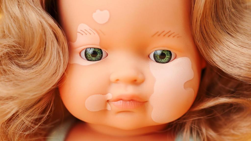 La muñeca con vitíligo que fabrica Miniland en Alicante.