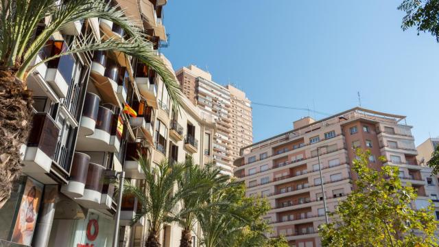 Viviendas del centro de Alicante, en una imagen de Shutterstock.