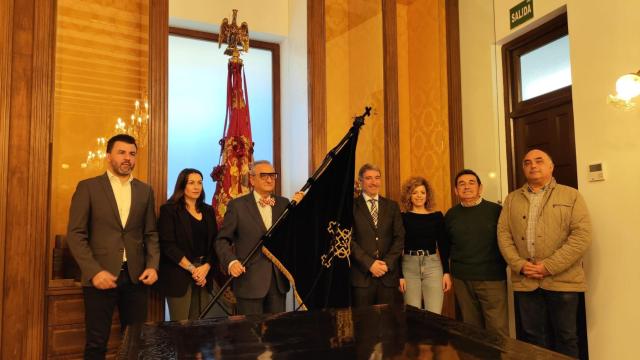 Amadeo Valoria y representantes de la corporación municipal durante el anuncio.