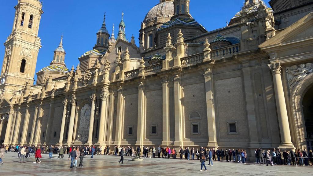 Fila en la plaza del Pilar.