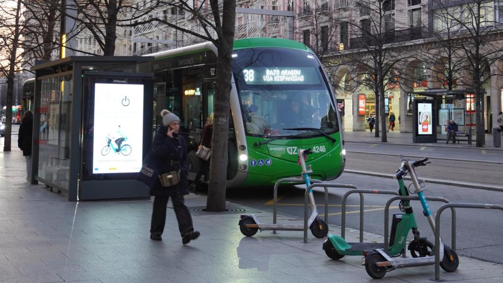 Un bus de la línea 38, en el paseo de la independencia de Zaragoza.