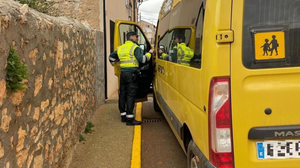 La Guardia Civil 'caza' a un conductor de autobús escolar drogado y borracho.