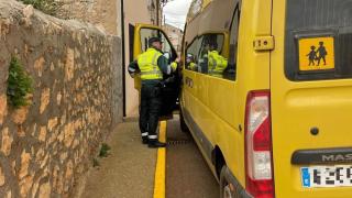 La Guardia Civil 'caza' a un conductor de autobús escolar drogado y borracho.