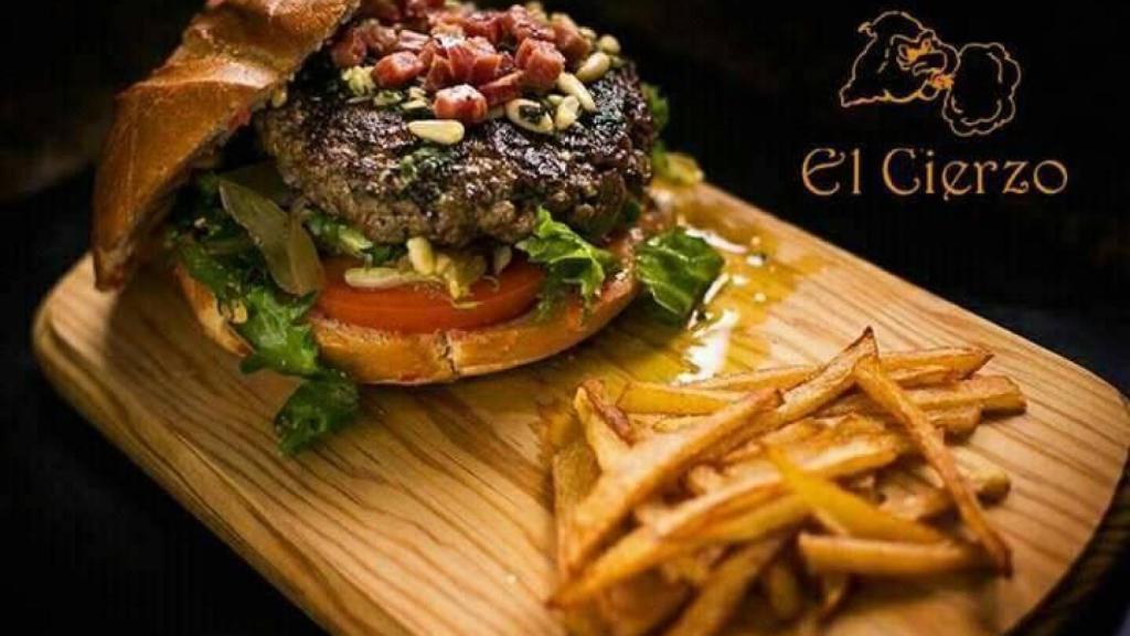 Una hamburguesa de El Cierzo.