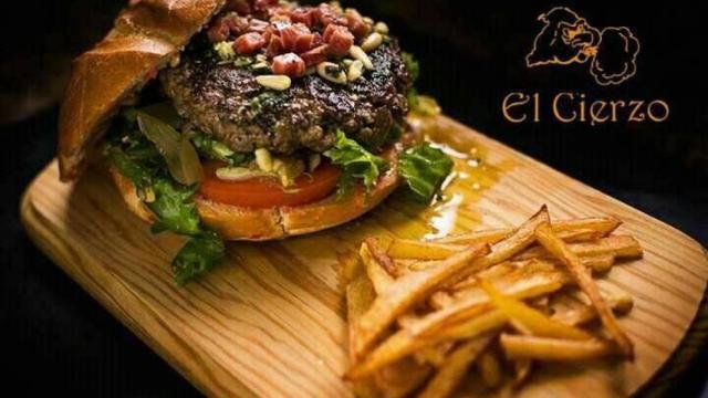 Una hamburguesa de El Cierzo.