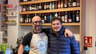 Carlos e Ibán en la vermutería.