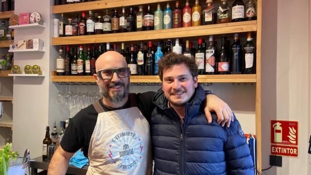 Carlos e Ibán en la vermutería.