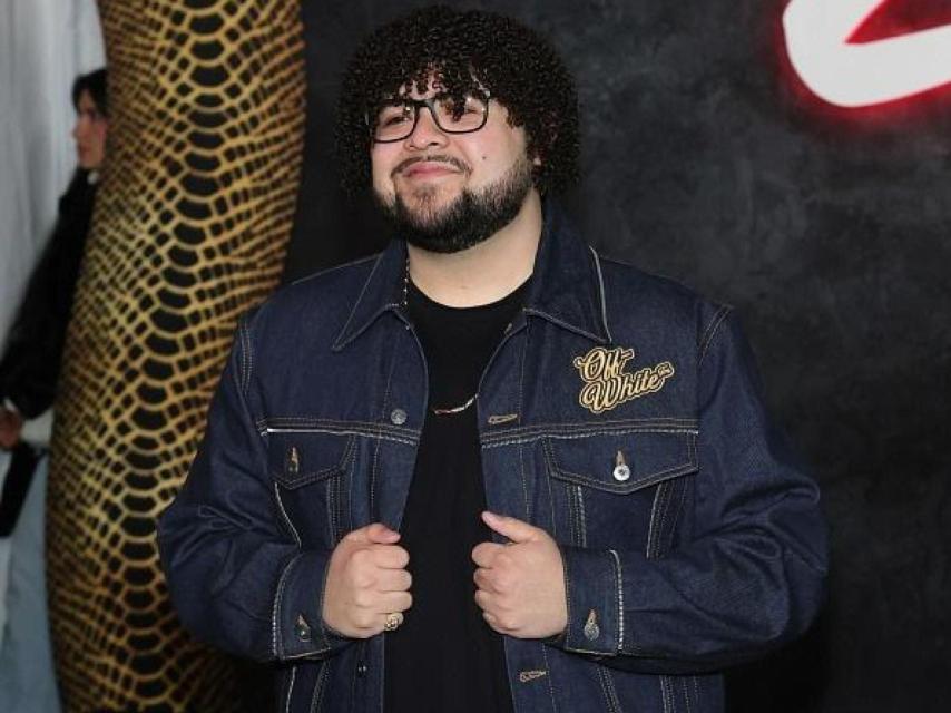 Rico Rodríguez luce irreconocible en la alfombra de la serie 'Cobra Kai'.