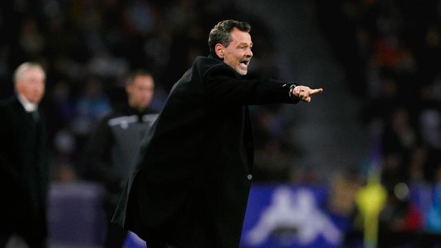 Diego Cocca dirigiendo un partido del Real Valladolid