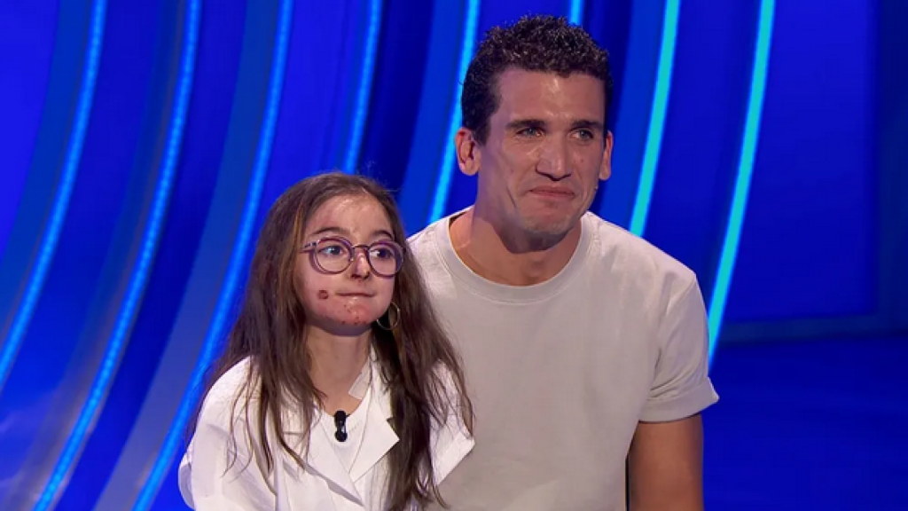 Jaime Lorente se emociona con la historia de superación de Andra, con 'piel de mariposa'