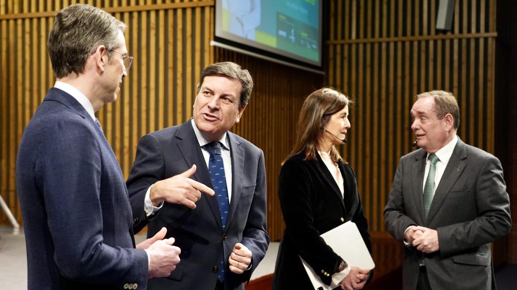 El consejero de Economía y Hacienda y portavoz de la Junta, Carlos Fernández Carriedo, clausura la primera jornada del ciclo ‘Excelentes’ para la captación de talento y emprendimiento organizado por Cajaviva y la Universidad Europea Miguel de Cervantes (UEMC), en la que participan la CEO de Prosol, Rocío Hervella; el CEO de la UEMC, Jesús Zarzuela Mateos, y el director general de Cajaviva, Ramón Sobremonte.