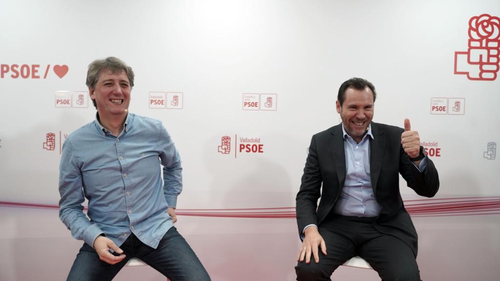 El secretario general electo del PSOE de Castilla y León, Carlos Martínez, y el secretario general del PSOE de Valladolid, Óscar Puente, participan en un encuentro con la militancia del PSOE de Valladolid