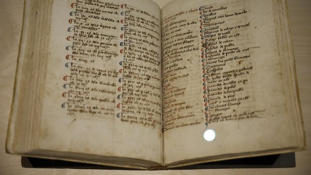 Detalle del recetario culinario más antiguo que se conserva en la península Ibérica, de principios del siglo XV, que se muestra por primera vez al público en una exposición en la Universitat de València.