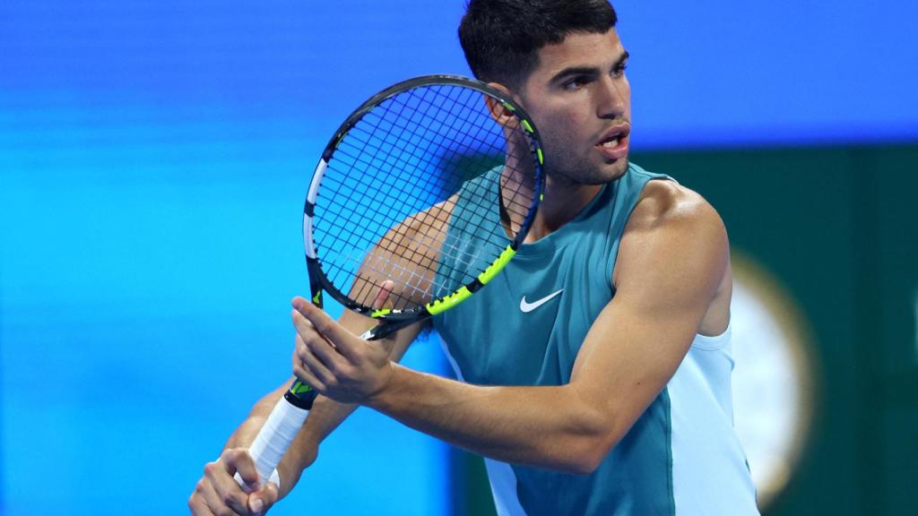 Carlos Alcaraz, durante su debut en el ATP de Doha