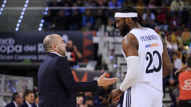 Chus Mateo y Bruno Fernando, durante la final de la Copa del Rey de baloncesto