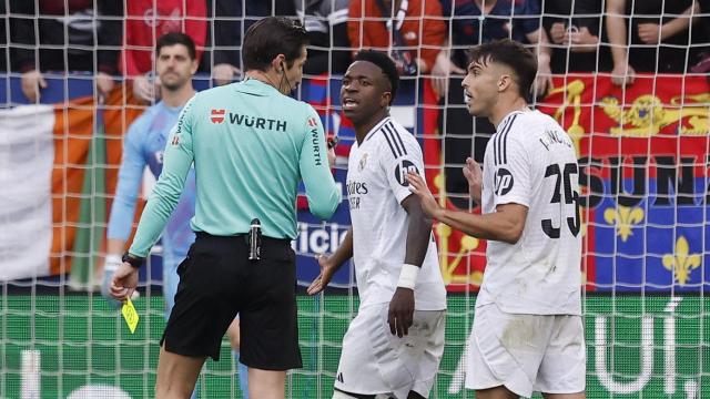 Vinicius y Asencio protestan a Munuera Montero durante el partido contra Osasuna