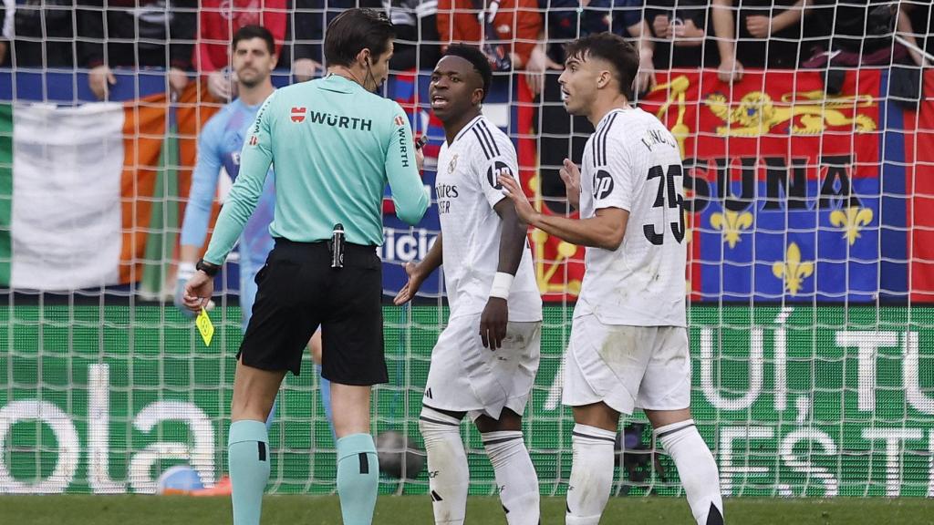 Vinicius y Asencio protestan a Munuera Montero durante el partido contra Osasuna