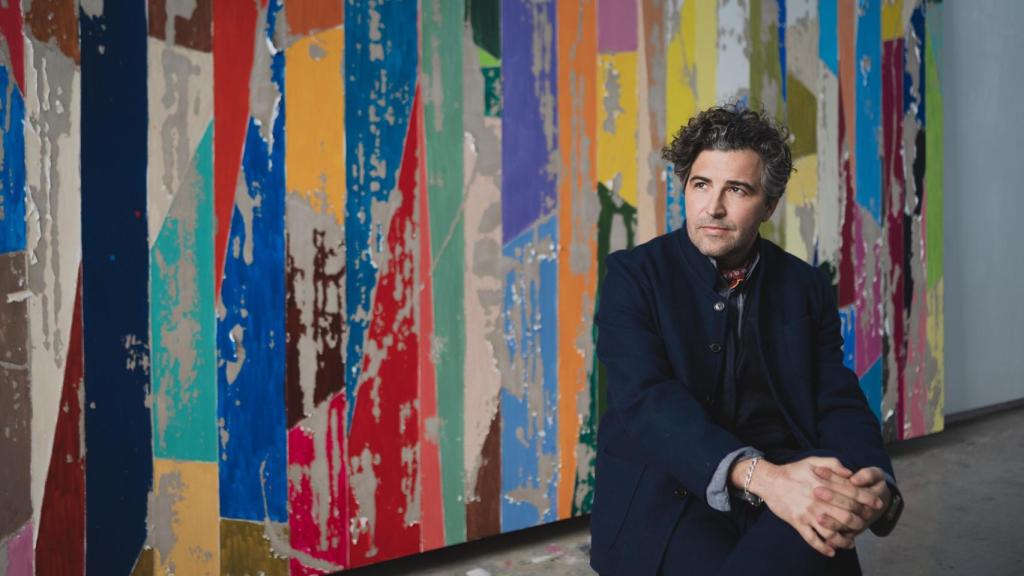 Secundino Hernández en su estudio, delante de la pintura que abrirá su exposición en la Sala Alcalá 31 de Madrid. Foto: Cristina Villarino