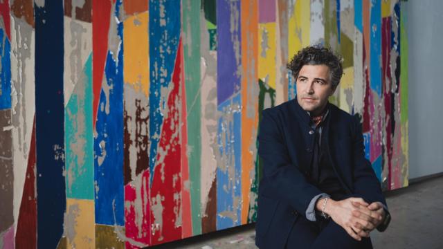 Secundino Hernández en su estudio, delante de la pintura que abrirá su exposición en la Sala Alcalá 31 de Madrid. Foto: Cristina Villarino