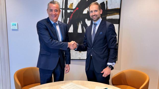 Juan Luis Vidal y Felipe Lara durante la firma del acuerdo.