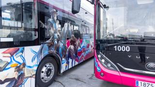 Dos de los nuevos cinco autobuses eléctricos que ha adquirido el Ayuntamiento de Toledo.