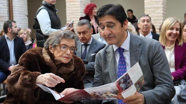 José Manuel Caballero junto a Gloria Merino en la inauguración de su muestra.
