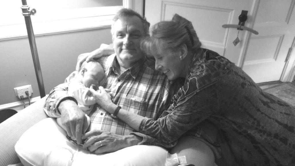 Hrdy y su marido junto a su nieto.