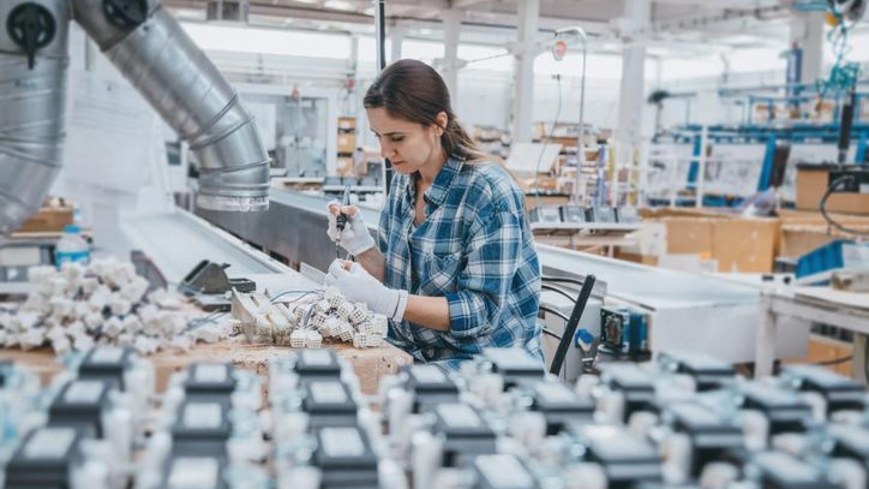 Los trabajos en las fábricas son propensos a realizar actividades que deriven en problemas musculares.