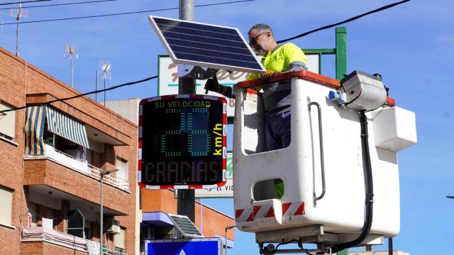 Un operario instala uno de los nuevos radares pedagógicos de Santomera.