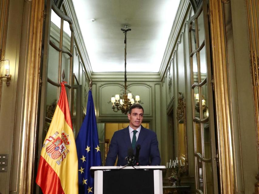 Pedro Sánchez, presidente del Gobierno, comparece en la embajada de España, tras la cumbre de París.