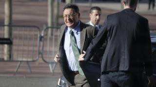 El fiscal general, Álvaro García Ortiz, sale de su coche oficial protegido por sus escoltas, en Barcelona.