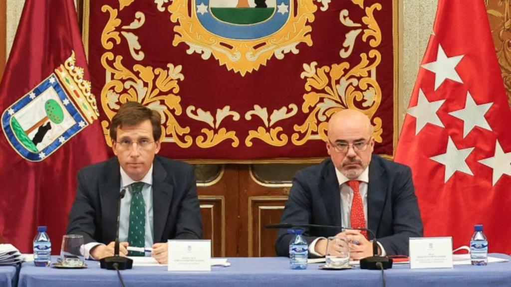 El alcalde de Madrid, José Luis Martínez-Almeida, y el delegado del Gobierno, Francisco Martín, en una fotografía de archivo en la Junta Local de Seguridad.