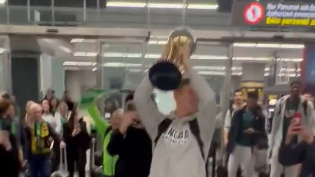 Vídeo de la llegada del Unicaja al aeropuerto de Málaga tras ganar la final de la Copa del Rey de baloncesto.