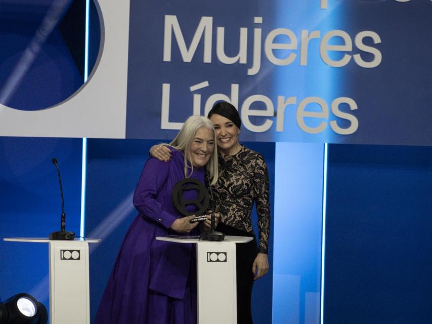 Cruz Sánchez de Lara le entregó el premio L'Oréal a Mercedes Wullich.