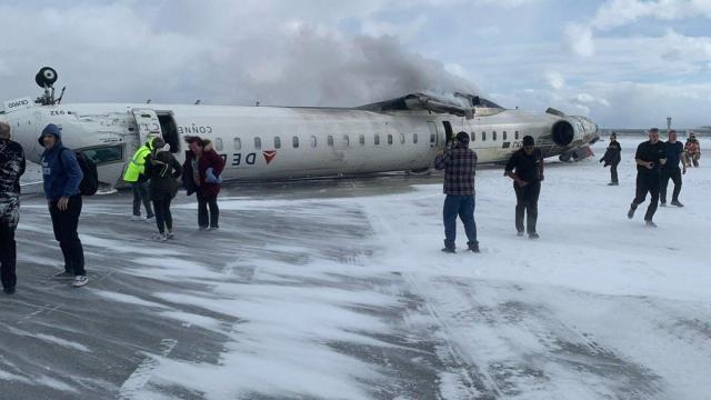 El avión de pasajeros de la compañía Delta, volcado sobre la pista de aterrizaje en el aeropuerto Pearson de Toronto.