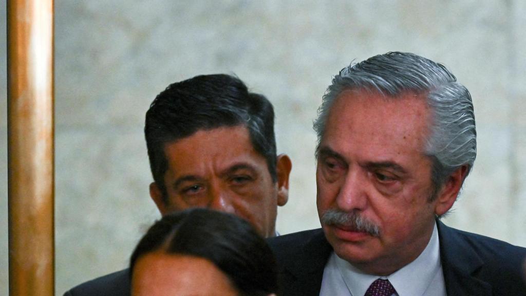 El expresidente argentino, Alberto Fernández, saliendo del juzgado de Buenos Aires.