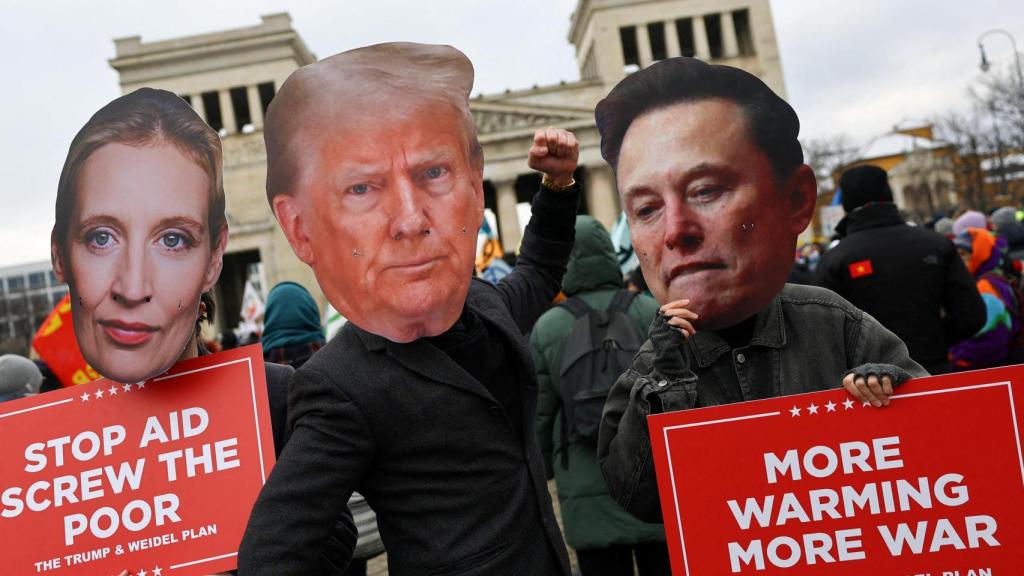 Una manifestación llena de máscaras de Weidel, Trump y Musk, el pasado viernes en Múnich.